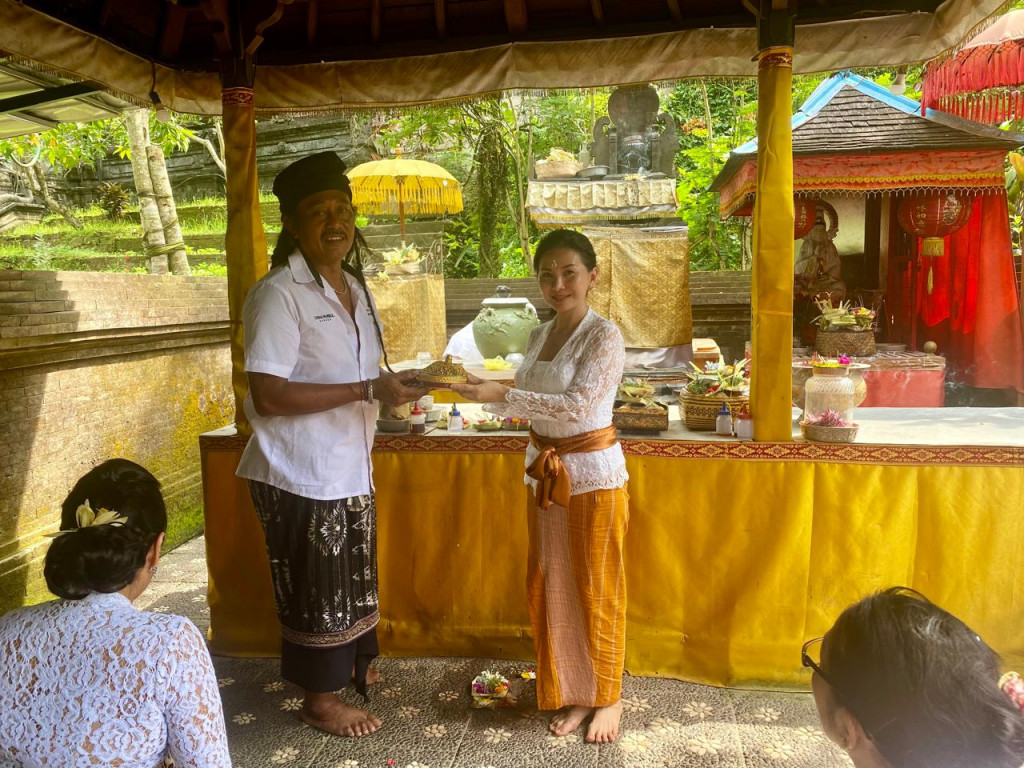 DWP Badung Sembahyang Bersama Sekaligus Mereresik di Pura Taman Mumbul Sangeh